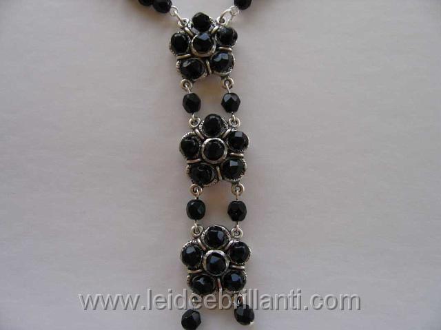 collier 3 fiori neri - particolare_1067x800.JPG